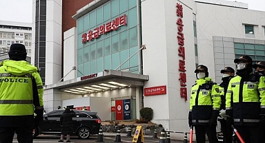 Boynundan bıçaklanan ana muhalefet lideri yoğun bakımdan çıktı