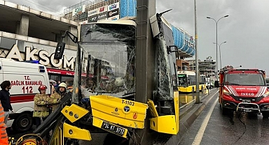 Faciadan dönüldü: Esenyurt'ta İETT otobüsü direğe çarptı