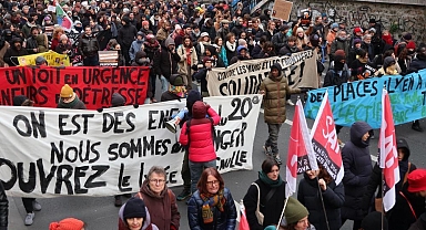 Fransa’da 43 kentte göç yasası protesto edildi