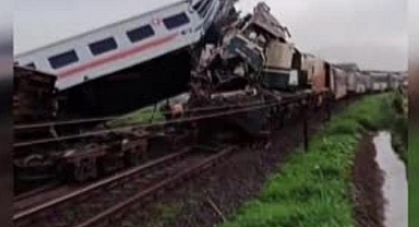 İki yolcu treni çarpıştı: 3 ölü, 28 yaralı
