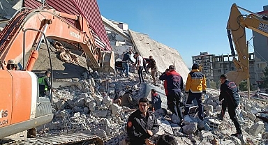 Kahramanmaraş'ta depremde ağır hasar alan bina yıkım sırasında çöktü!