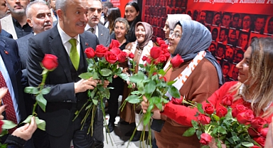 AK Parti Küçükçekmece Belediye Başkan Adayı Aziz Yeniay'a sevinç coşkusu