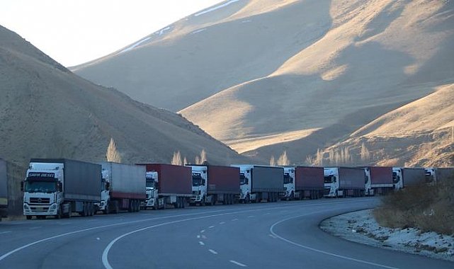 Türkiye-İran sınırında şaşırtan görüntü! 10 kilometrelik TIR kuyruğu oluştu