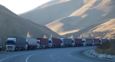 Türkiye-İran sınırında şaşırtan görüntü! 10 kilometrelik TIR kuyruğu oluştu