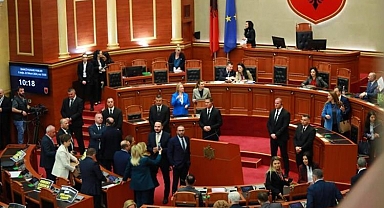 Arnavutluk göçmen anlaşmasına onayı verdi
