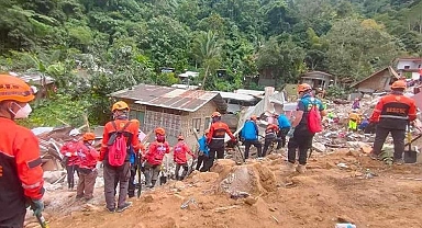 Filipinler'de facia... Toprak kaymasında 10 kişi öldü, kayıp 49 kişiyi aranıyor