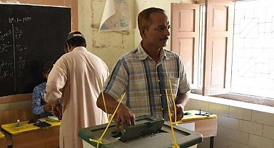 Mobil hizmetler kesildi, Pakistan'da gergin seçim