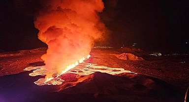 Sundhnukur Yanardağı lav ve kül püskürttü