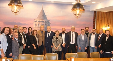 Aziz YENİAY'a İstanbul Kadın Kuaförleri ve Manikürcüler Esnaf ve Sanatkarlar Odasından destek