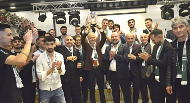 Aziz YENİAY Küçükçekmece Yeşilova Esnafspor şampiyonluk gecesine katıldı