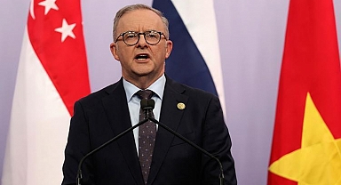 Başbakan Albanese bıçaklı saldırganı engelleyen inşaat işçisini kahraman ilan etti