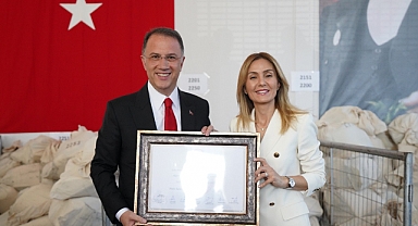 Beylikdüzü Belediye Başkanı Mehmet Murat Çalık mazbatasını aldı.