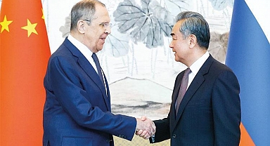 Rus bakan niye Pekin’e gitti