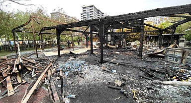  Küçükçekmece Gölü Kenarındaki Kafede Patates Kızartma Makinesinin Açık Unutulması Sonucu Yangın: 5 Milyon TL Zarar!