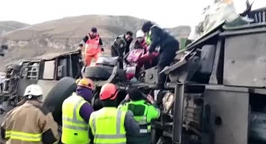 Peru'da korkunç kaza: Yolcu otobüsü ile tren çarpıştı
