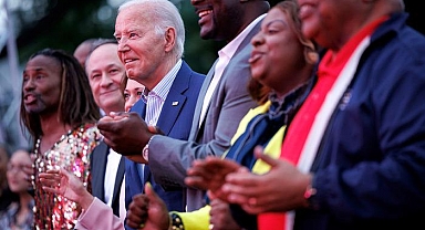 Biden herkesi şaşırttı! Etkinlikte dondu kaldı