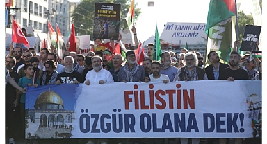 On Binlerce Kişi Gazze'ye Destek İçin Yürüdü: Mavi Marmara Şehitleri Anıldı, İsrail'e Tepki Gösterildi