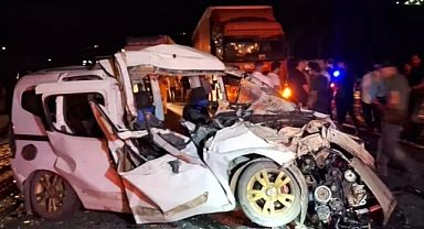 Erzincan’ın Tercan ilçesinde otomobilin traktöre arkadan çarpması sonucu 3 Ölü, 3 Yaralı