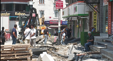 Küçükçekmece Esnafı Perişan:Suvari Caddesi'ndeki Kaldırım Çalışmaları esnafı mağdur ediyor