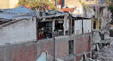 Küçükçekmece'de Yıkım Sırasında Bitişikteki Binada Şaşırtıcı Durum: Duvar Yokmuş