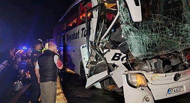Sinop'a Giden Yolcu Otobüsü Düzce'de TIR'a Çarptı: 25 Kişi Yaralandı