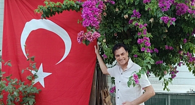 Tayfun Duygulu'dan Çeşme'de Milli Coşku: Dev Türk Bayrağıyla 30 Ağustos Kutlaması