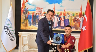 Esenyurt Belediye Başkanı Ahmet Özer'den Şampiyon Sporcuya Büyük Destek