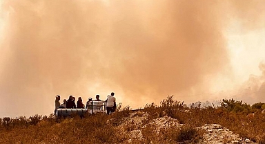 İzmir Foça'da Çöplük Yangını Ormana Sıçradı: 32 Hane Tahliye Edildi