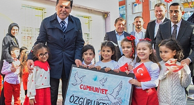 Minik eller Cumhuriyet’i çizdi