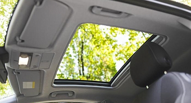 Sunroof: Modern Araçlarda Estetik ve İşlevselliğin Simgesi