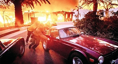 California alevlere teslim: 10 bin kişiye tahliye kararı