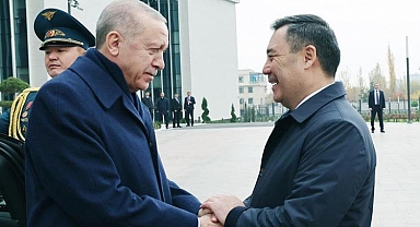 Cumhurbaşkanı Erdoğan resmi törenle karşılandı: Cengiz Aytmatov'un kabrini ziyaret etti.