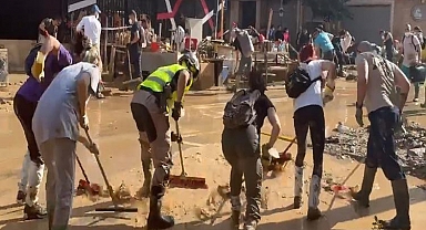 Felaketin ardından işbirliği: Binlerce kişi sokakları temizledi