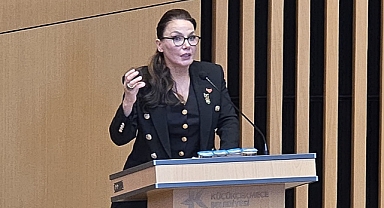 Küçükçekmece Belediye Meclisi'nde Atatürk'e Minnet: Selin Söğütlügil'den Coşkulu 10 Kasım Konuşması 