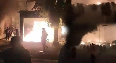 Pakistan'da ortalık karıştı! Evlere benzin döküp ateşe verdiler