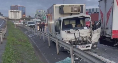 Bağcılar TEM otoyolunda trafiği kilitleyen zincirleme kaza