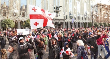 Gürcistan’da siyasi kriz sürüyor: Konutu boşalttı görevi devretmedi