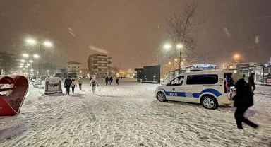 Kocaeli'de sağanak yağış soğuk hava etkisiyle kara döndü!