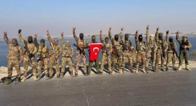 Süleyman Şah Türbesi Yakınlarında Türk Bayrağı ve Bozkurt Selamı