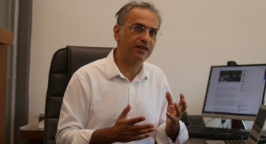 Aynı karedeki acı ve eğlence vicdanları yaraladı! Yangın sonrası tatilcilerin tavrı toplumsal duyarlılığı sorgulattı!  