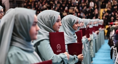 Bağcılar'da 182 Hafız Kız Taçlarını Taktı