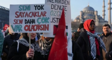 Galata Köprüsü'ndeki Tarihi Yürüyüşte Vicdanlara Boykot Çağrısı