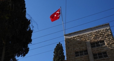 Halep Başkonsolosluğu'nda Türk bayrağı göndere çekildi