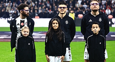 Beşiktaşlı Futbolcular Mor Gözlüklerle Sahaya Çıktı