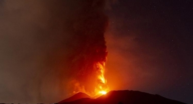 Etna Yanardağı'ndaki lav akışı sürüyor