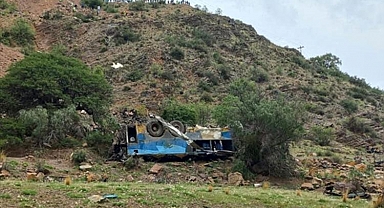 Otobüs uçuruma yuvarlandı: Korkunç kazada onlarca ölü var