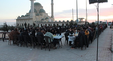 Genç İHH, Suriye’de 13 üniversitede 7 bin kişiye iftar verdi