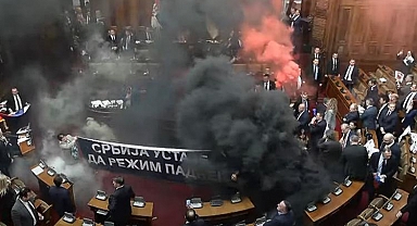 Sırbistan parlamentosu karıştı: Muhalif vekiller sis bombası ve işaret fişekleri attı