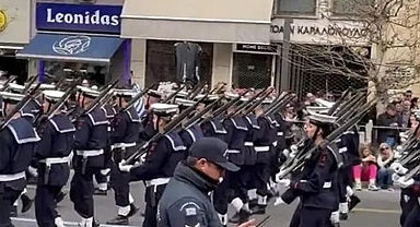 Yunanistan’da geçit töreninde askerlerden küstah slogan