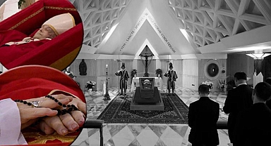 Dünya bu kareleri konuşuyor: Vatikan Francis'in tabuttaki görüntüsünü paylaştı